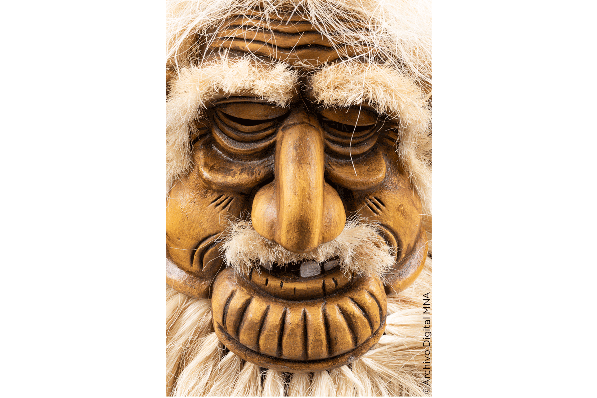 Máscara antigua que representa el rostro de un anciano. …